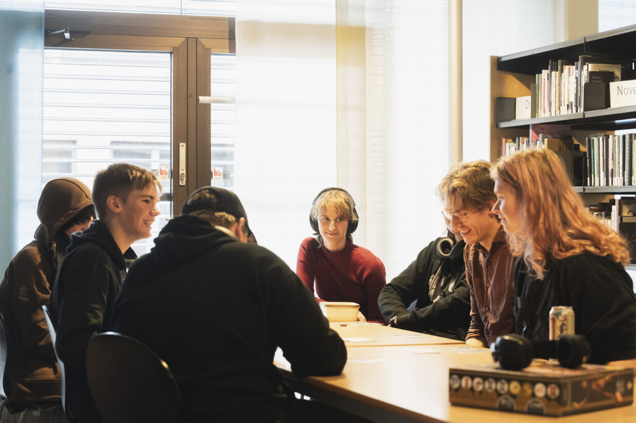 Elever som spiller et brettspill