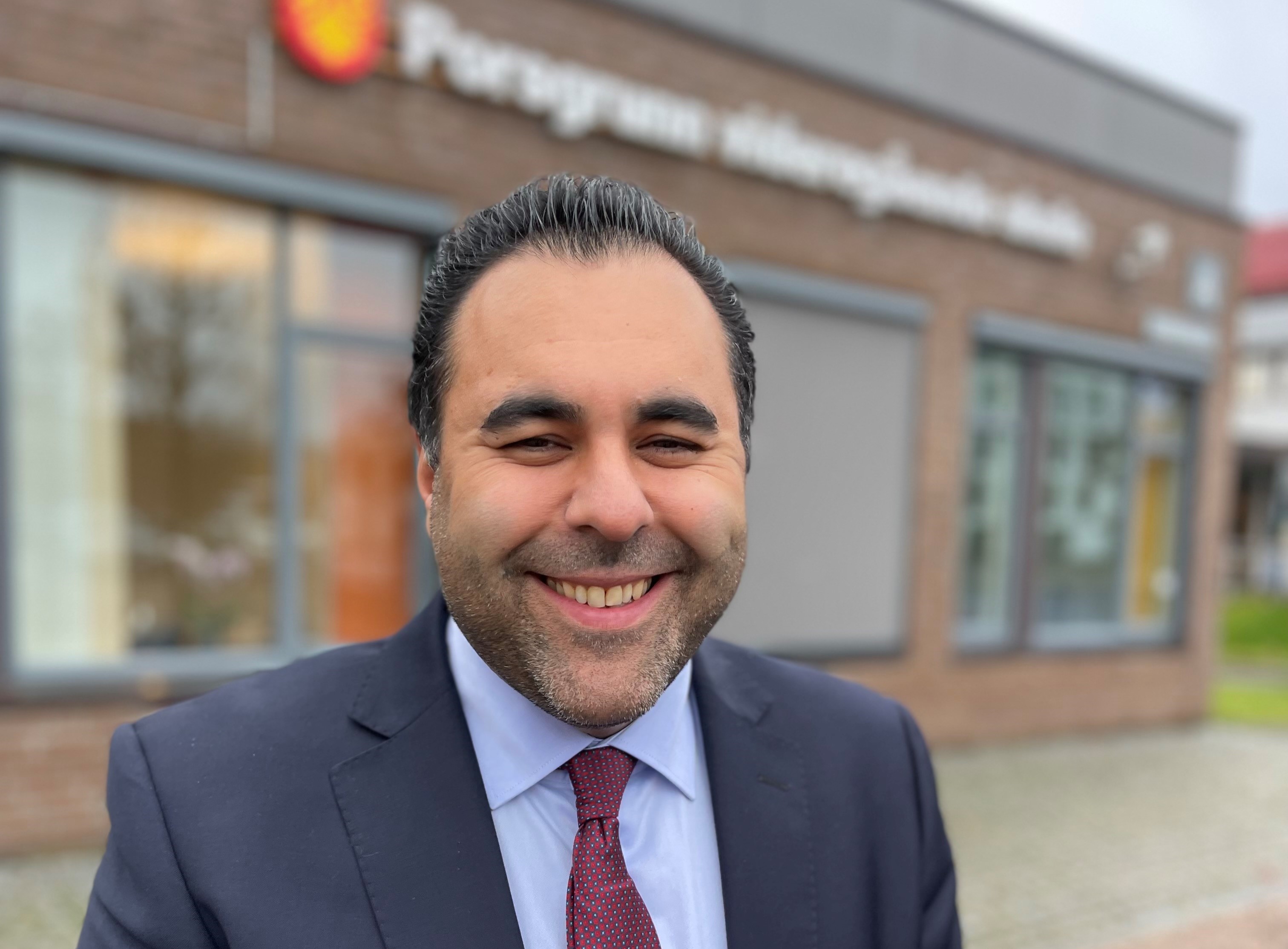 Bilde av stortingspresident Masud Gharahkhani som besøker Porsgrunn videregående skole