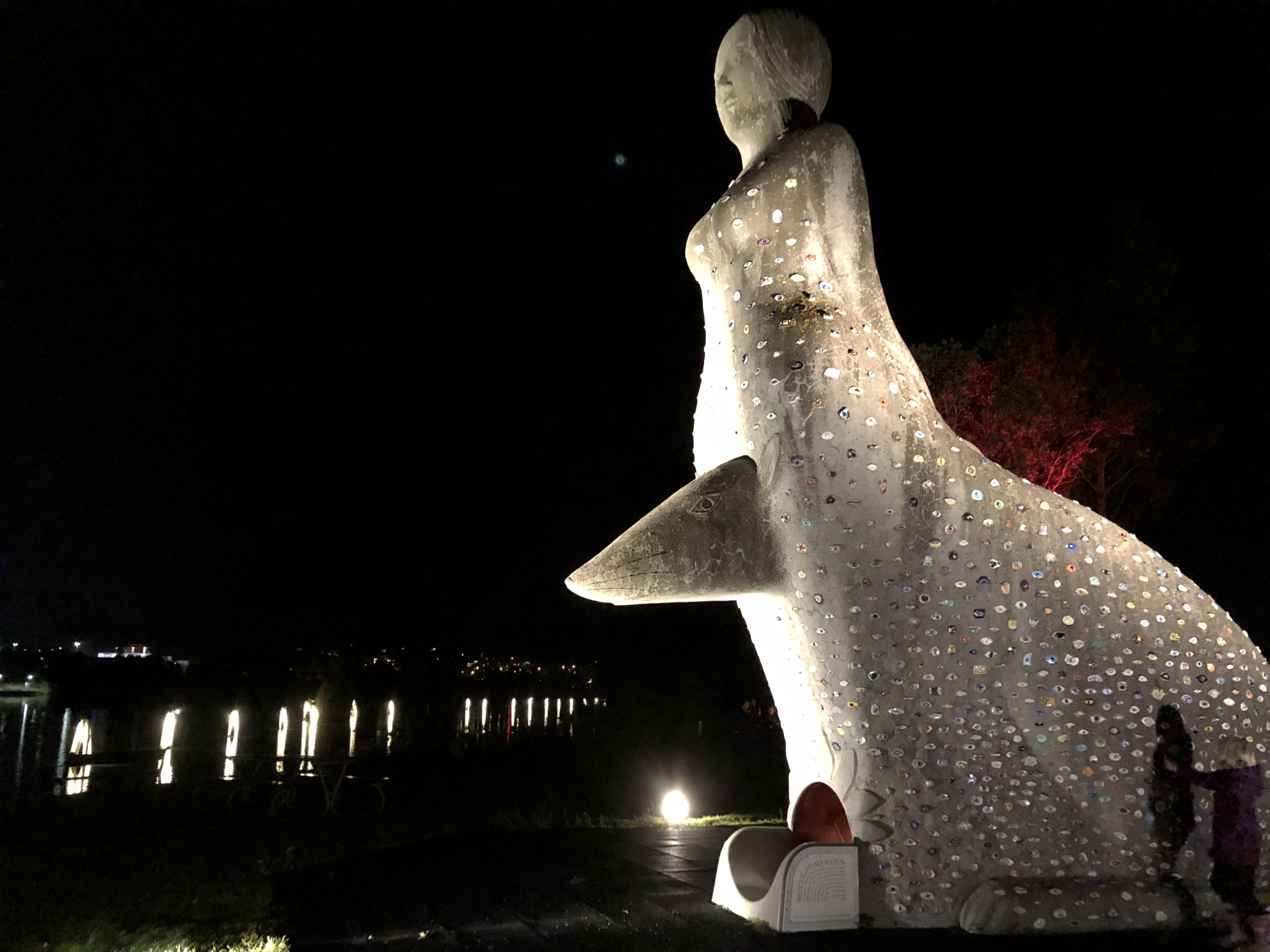 Bildet viser en stor statue i betong