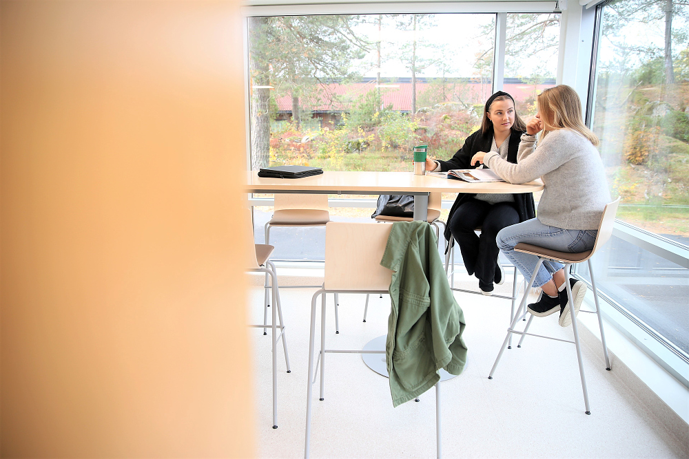 Illustrasjonsbilde av elever som sliter med tunge tanker.