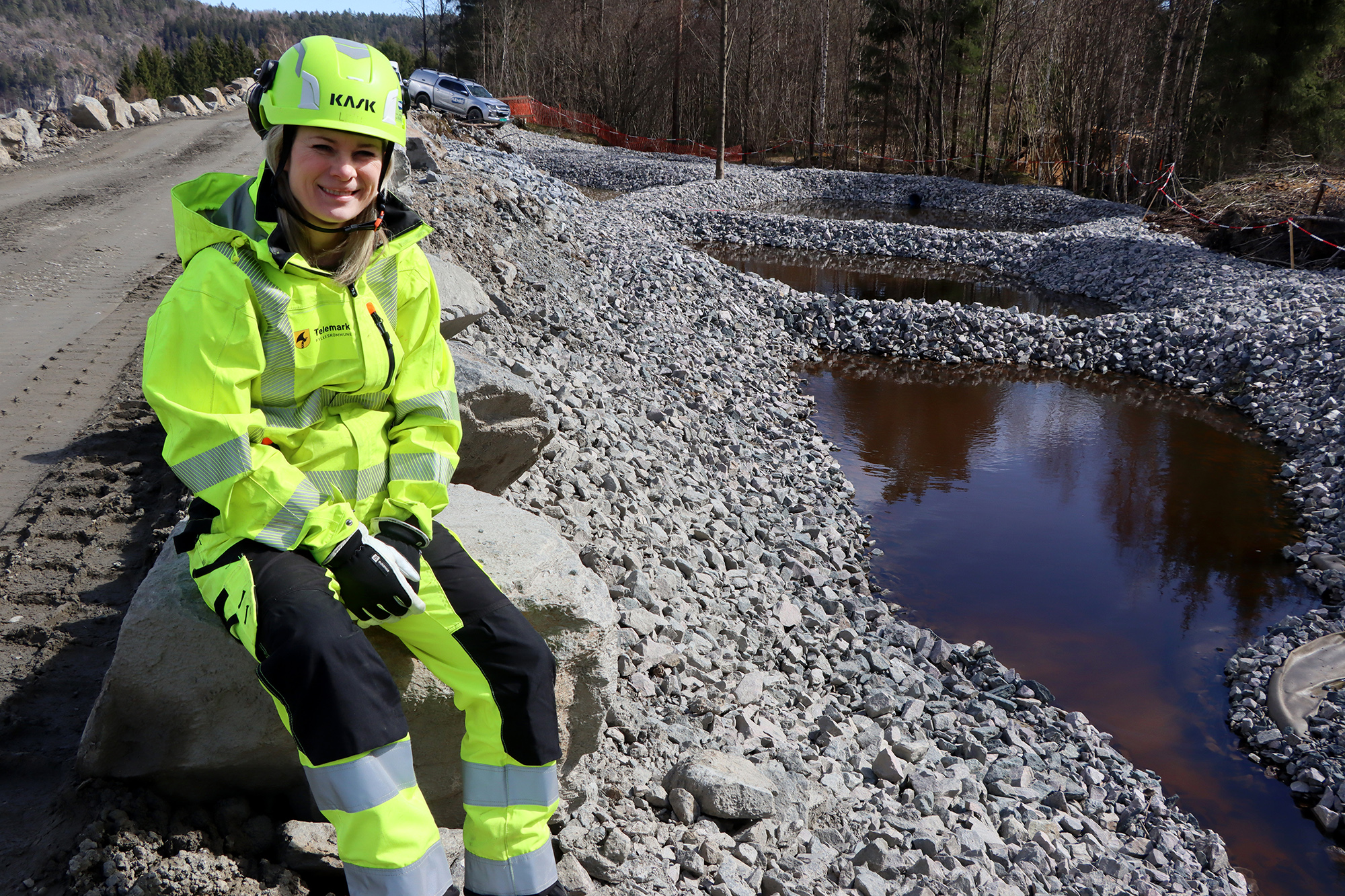 Vår ytremiljøkoordinator Lene Rougthvedt viser våre rensebasseng