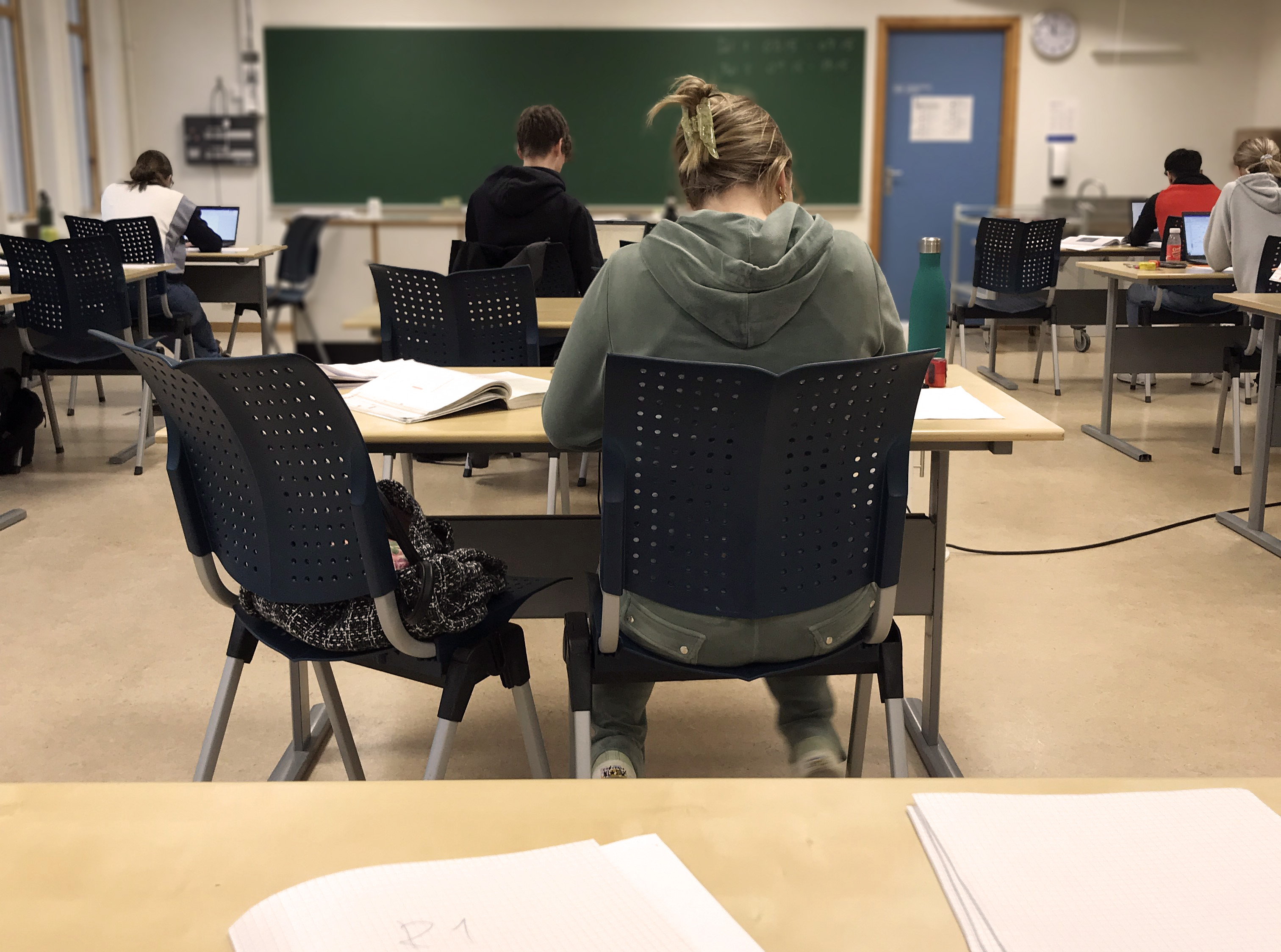 Elever i klasserom som sitter å jobber.