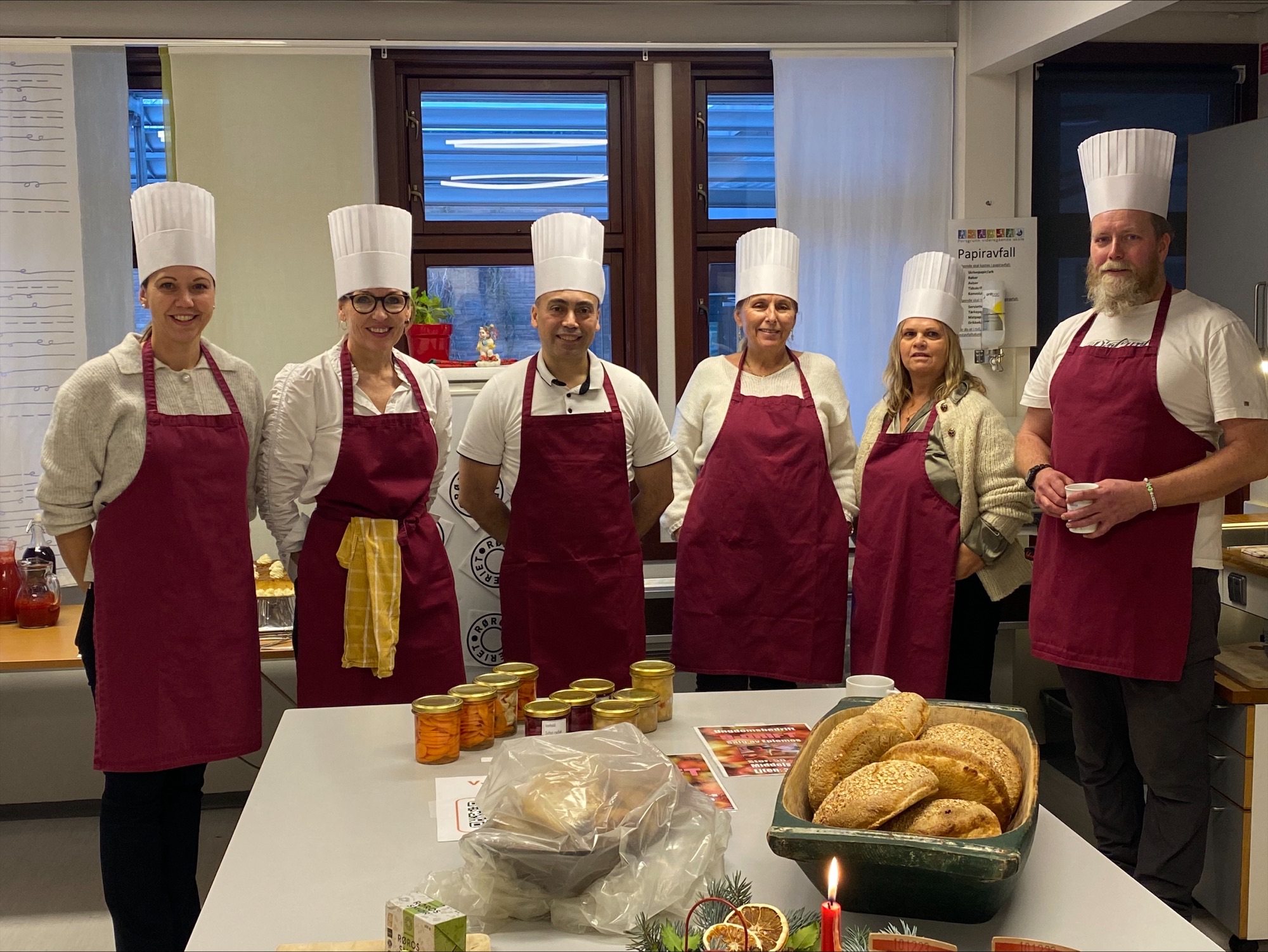 De ansatte på AHT bak et bord med julemat