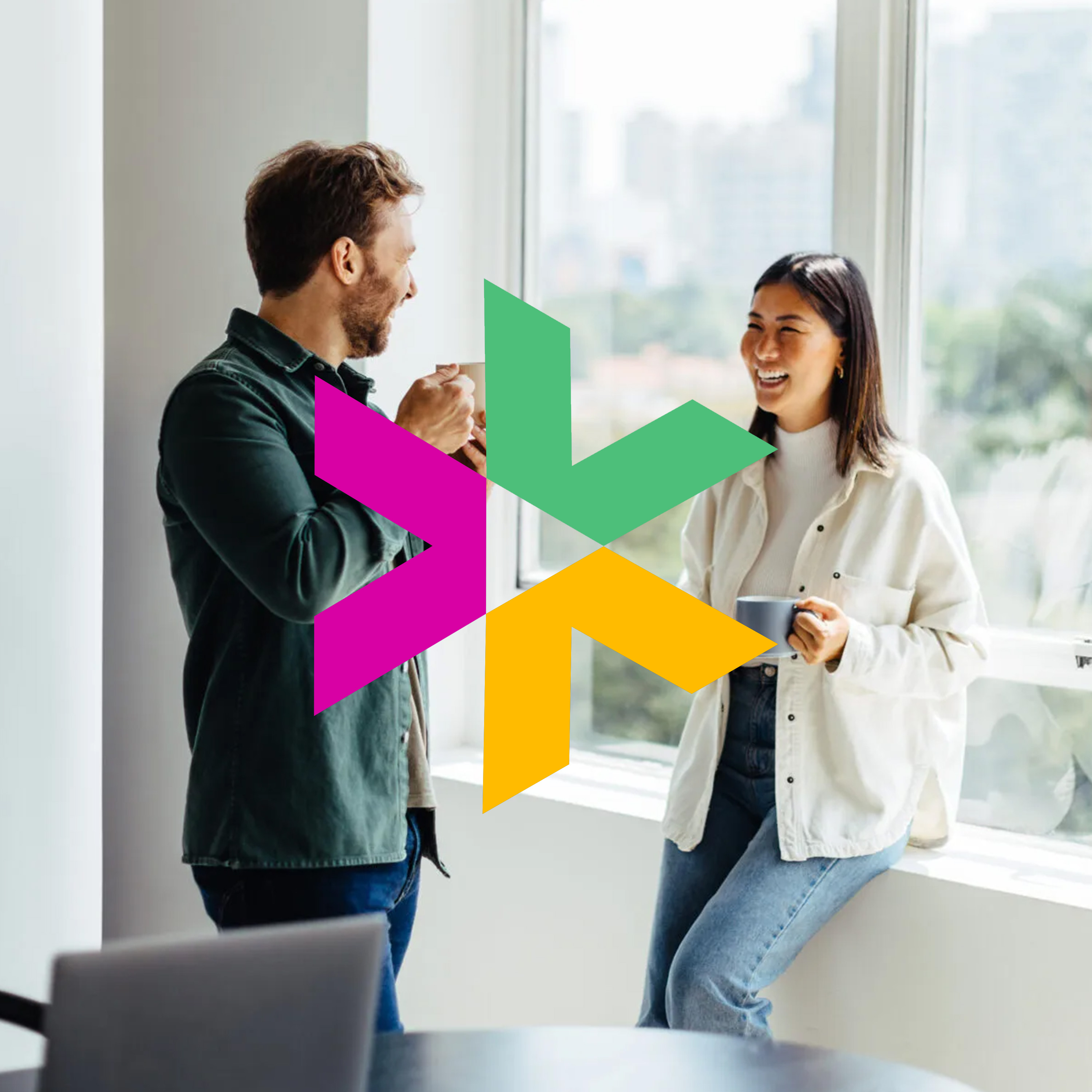 Mann og kvinne som står foran et vindu og snakker