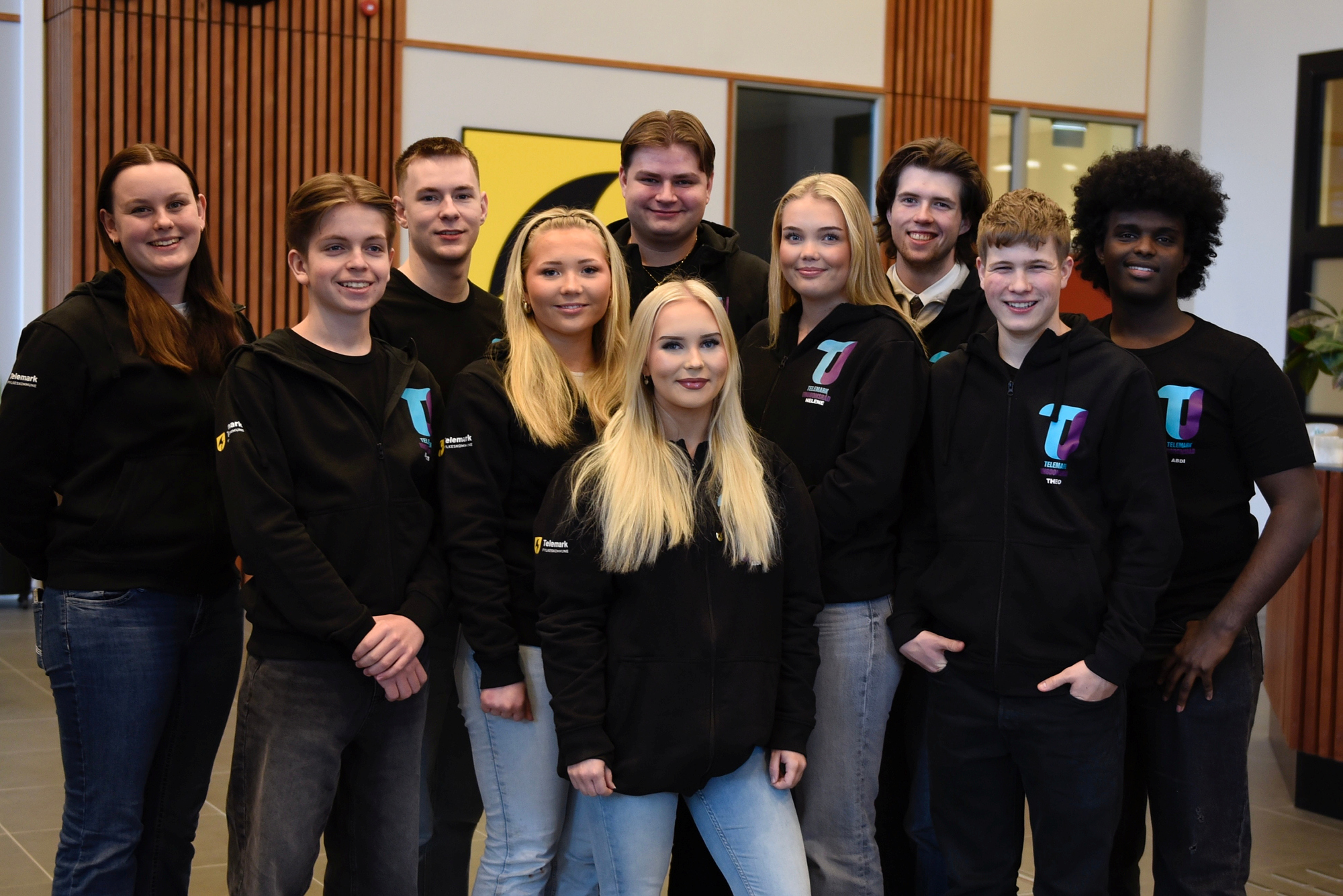 10 ungdommer som står samlet og smiler mot kamera