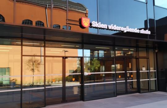 Inngangspartiet på Skien videregående skole