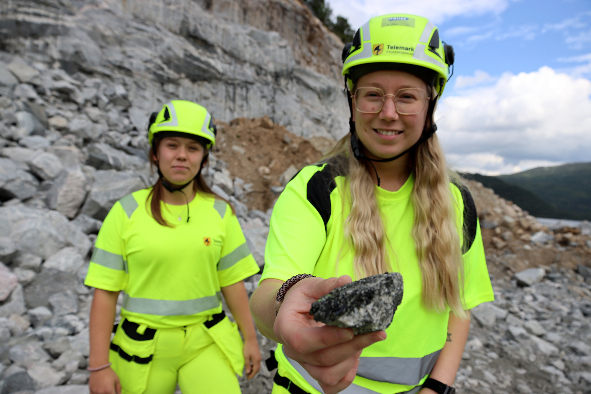 Geologene Synne og Henriette oppdager en ny verden på Skafsåheia