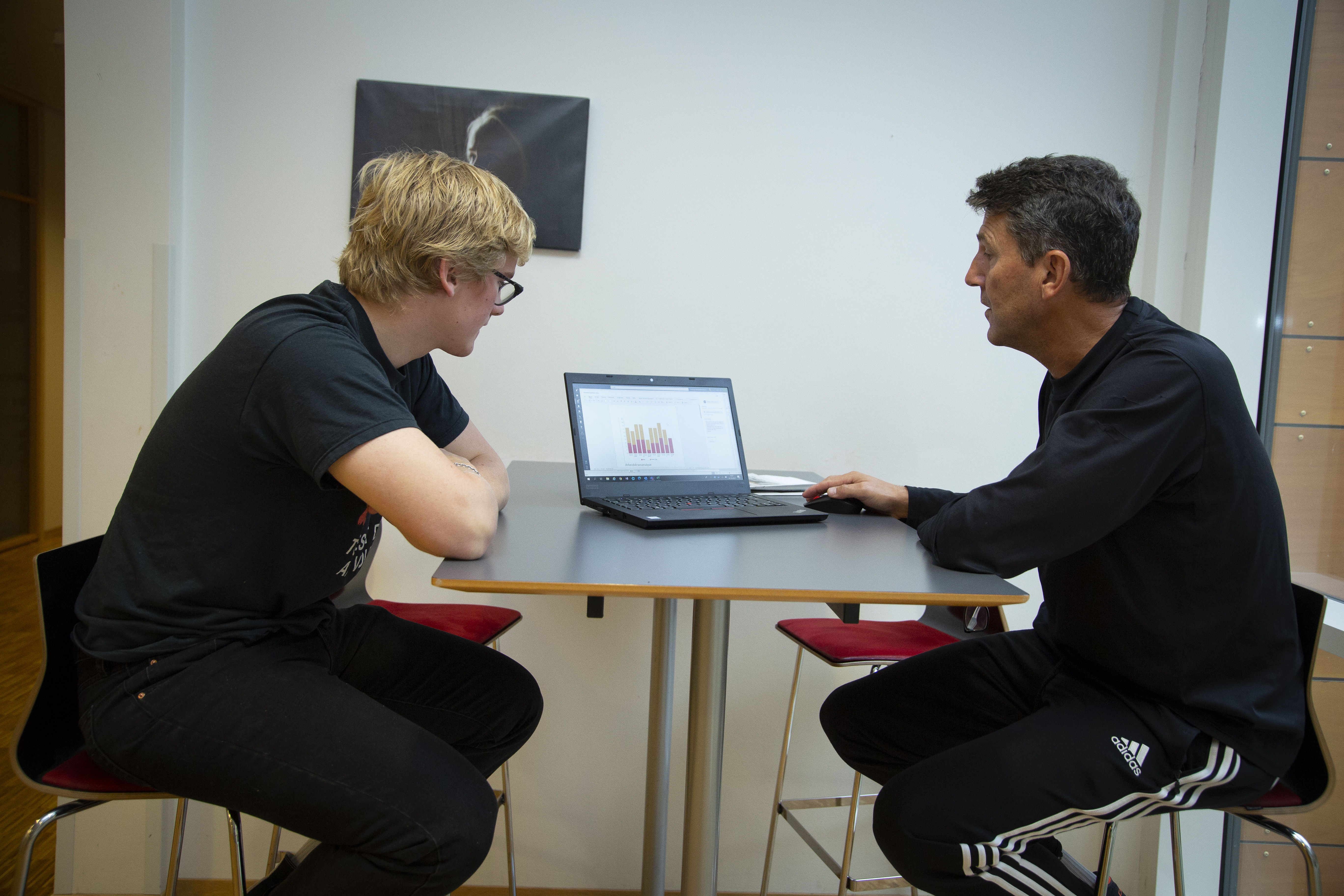 Lærer og elev ved PC