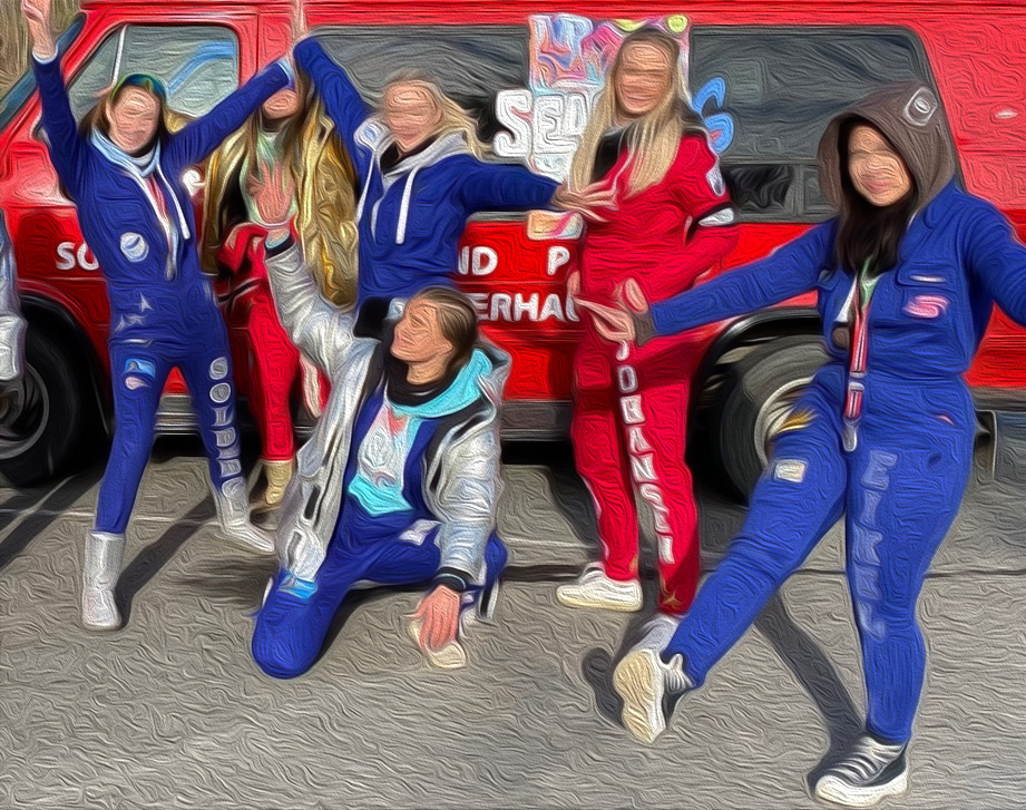 Russejenter poserer foran bil. Bildet er manipulert til maleristil slik at personene er anonymisert.