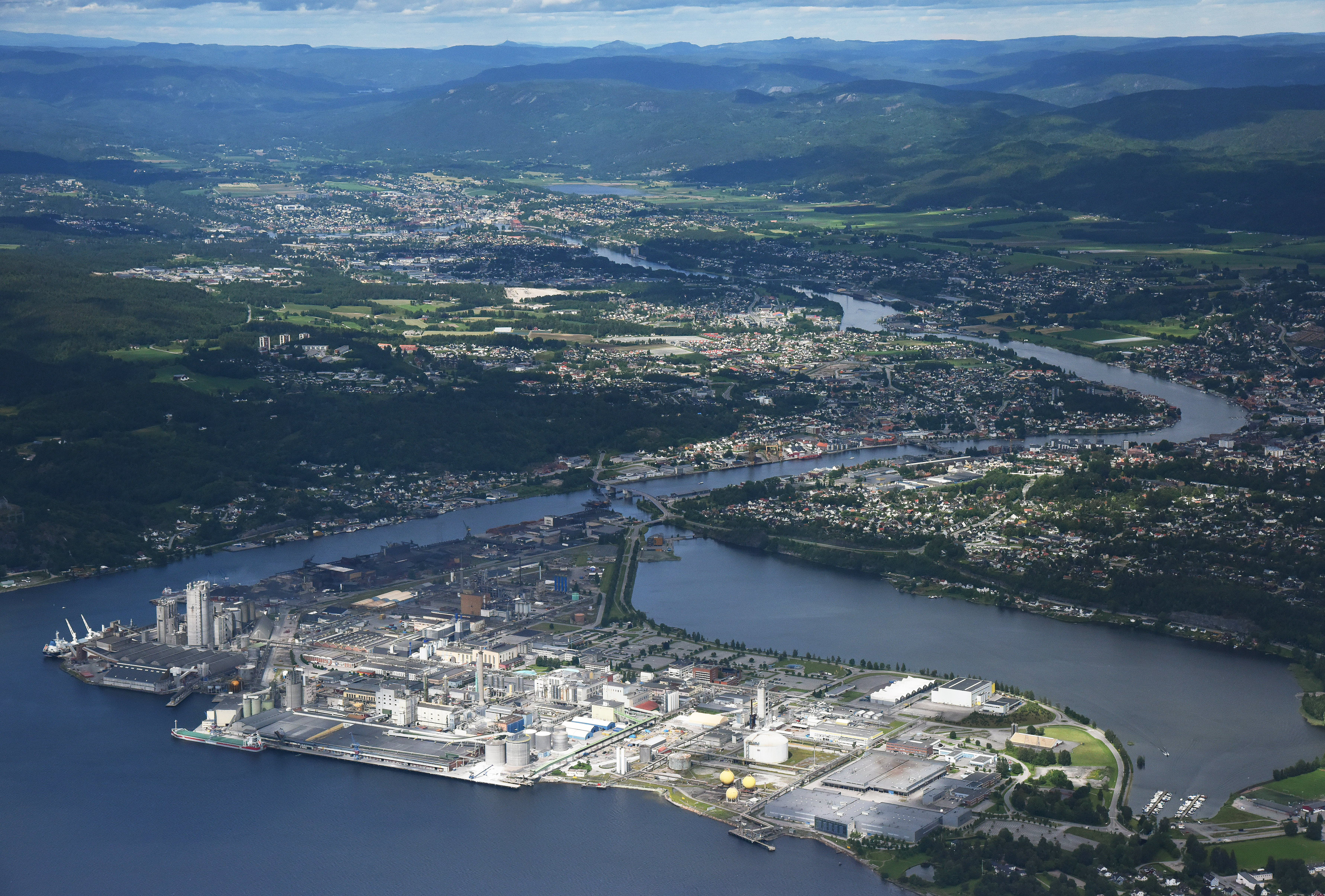Oversiktsbilde av herøya industripark i Porsgrunn hvor man ser nordover i retning Skien.
