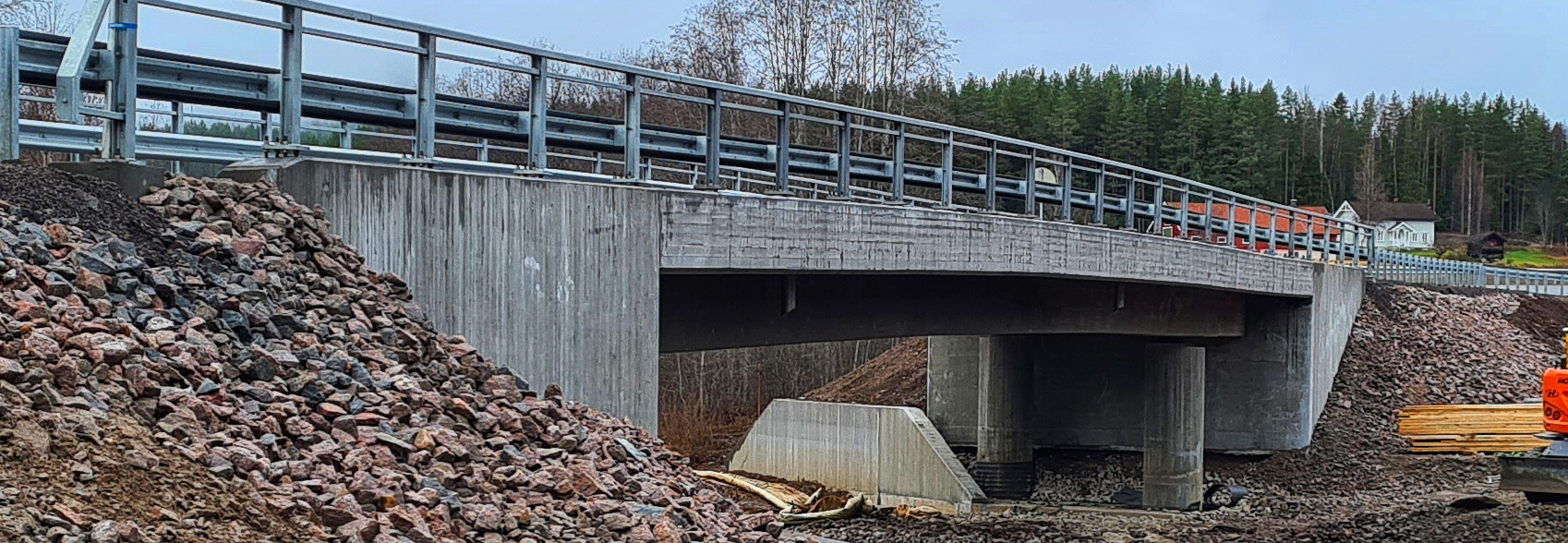Bildet viser gamle Åse bru mens entreprenør så vidt har begynt å gjøre seg klar til å bygge ny bru.