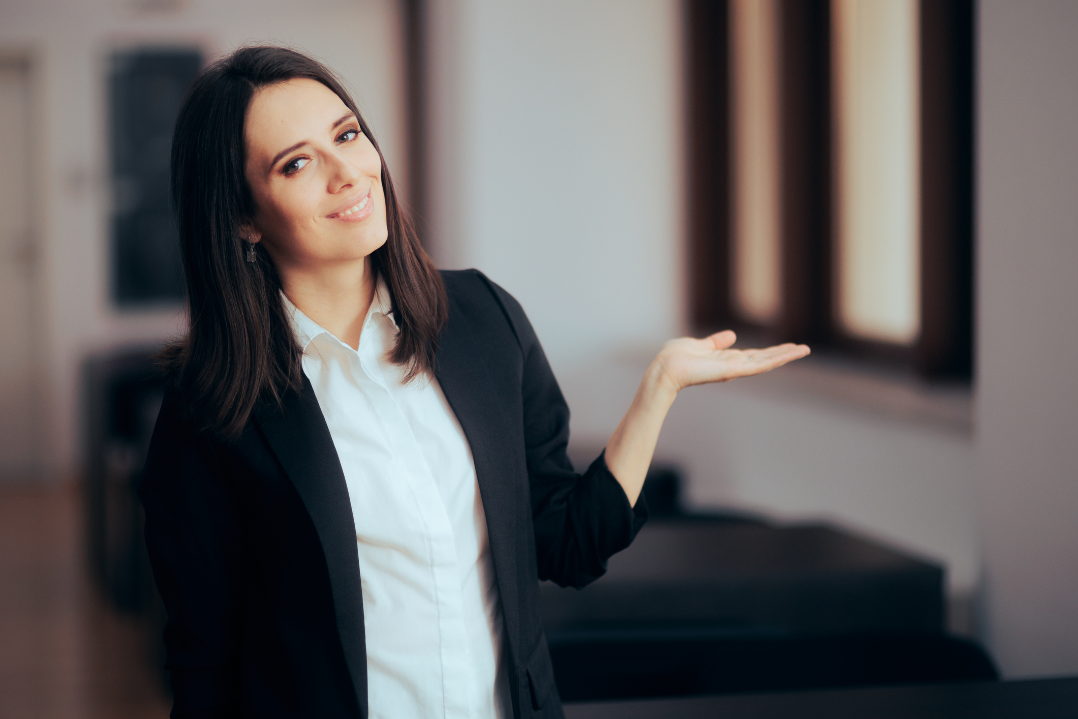 Kvinne ønsker velkommen