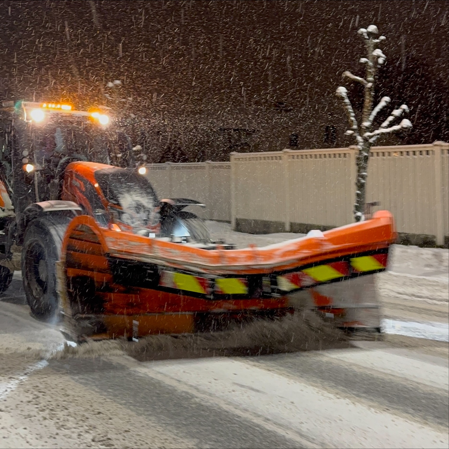 Brøytebil som fjerner snø på en vei.