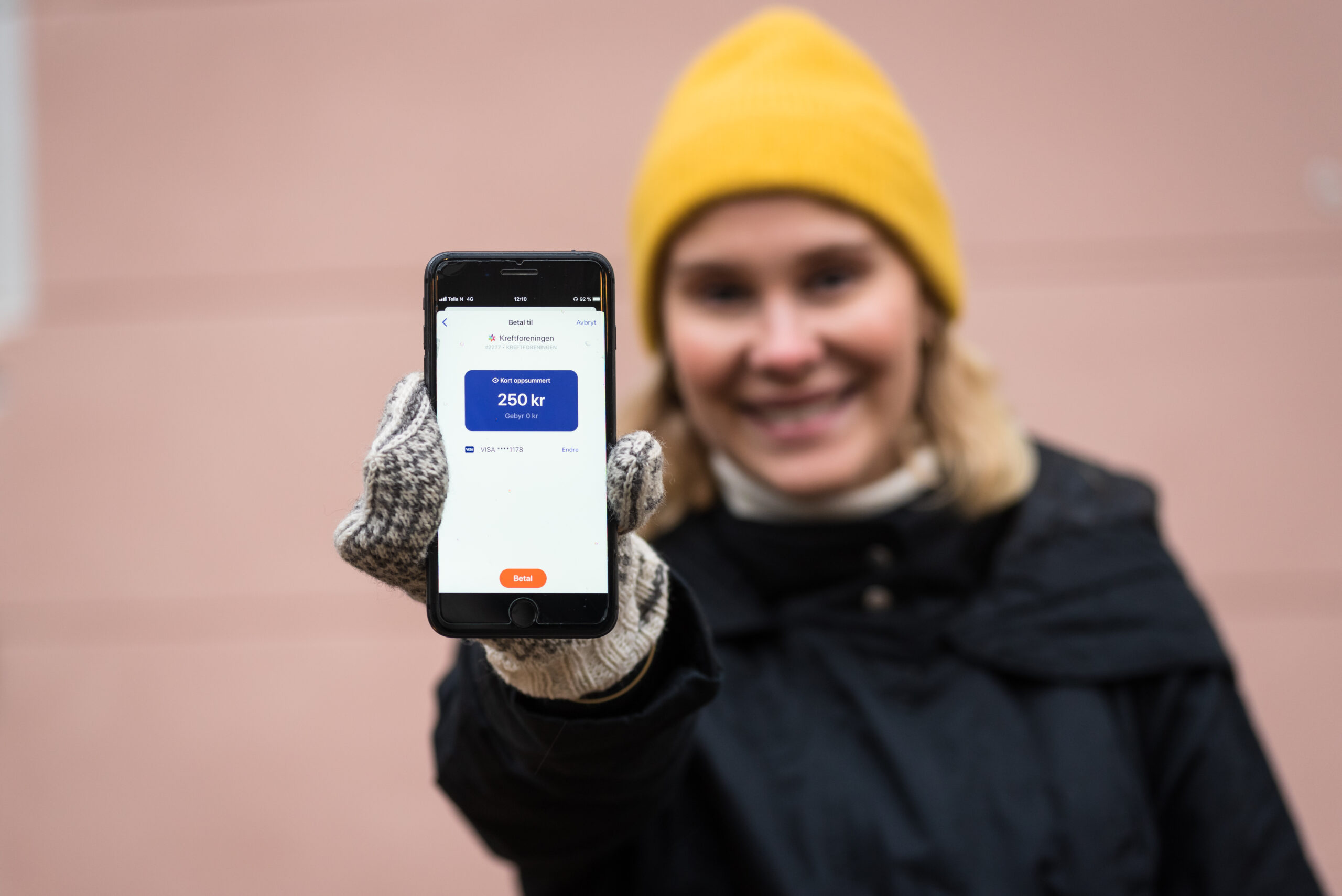 Jente med mobitelefon