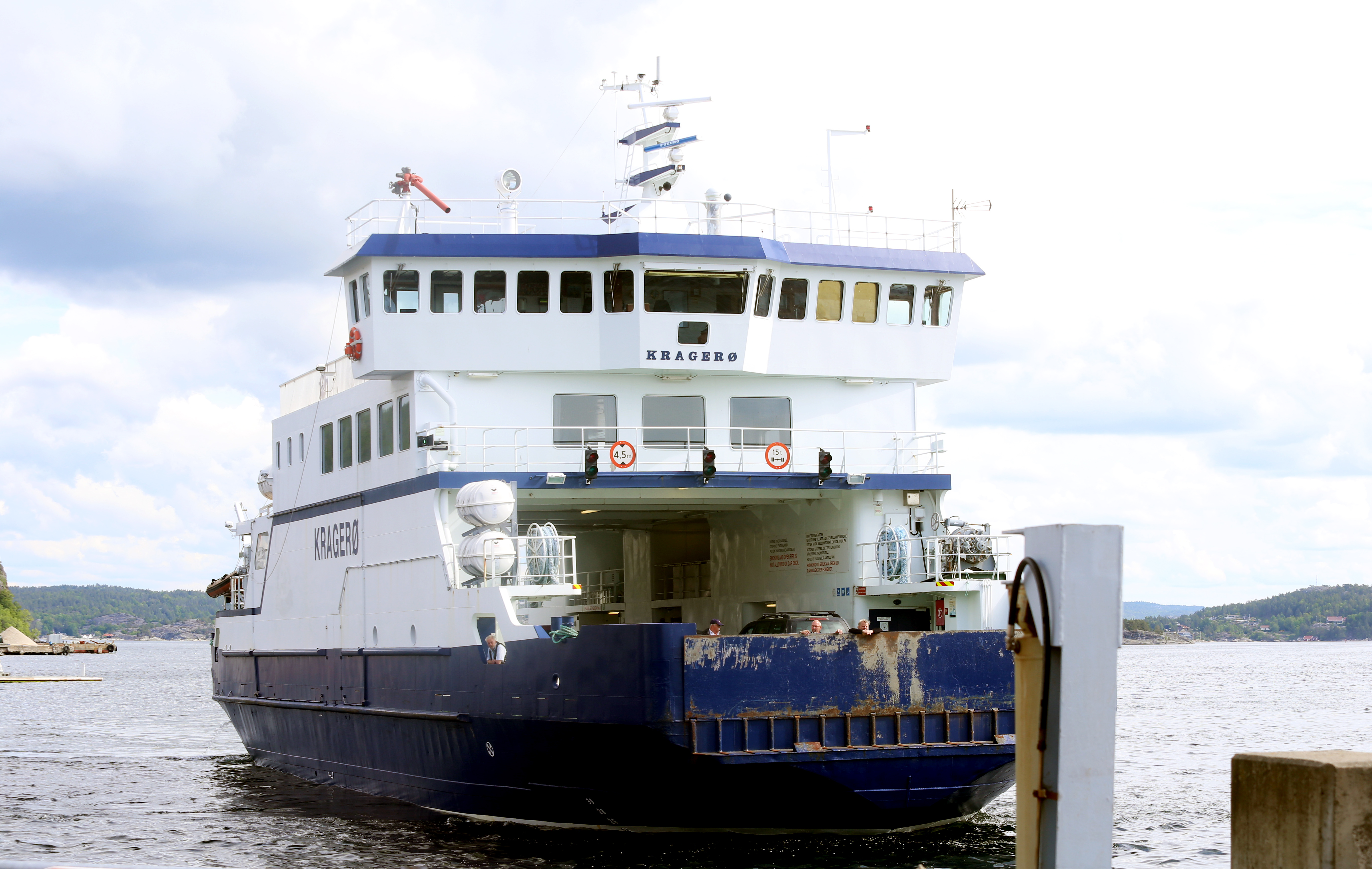 Ferja MF Kragerø holder på å legge til ved Kragerø ferjeleie.