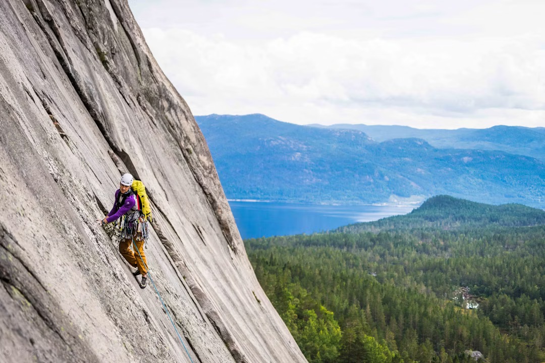 Mann som klatrer på en bratt fjellvegg