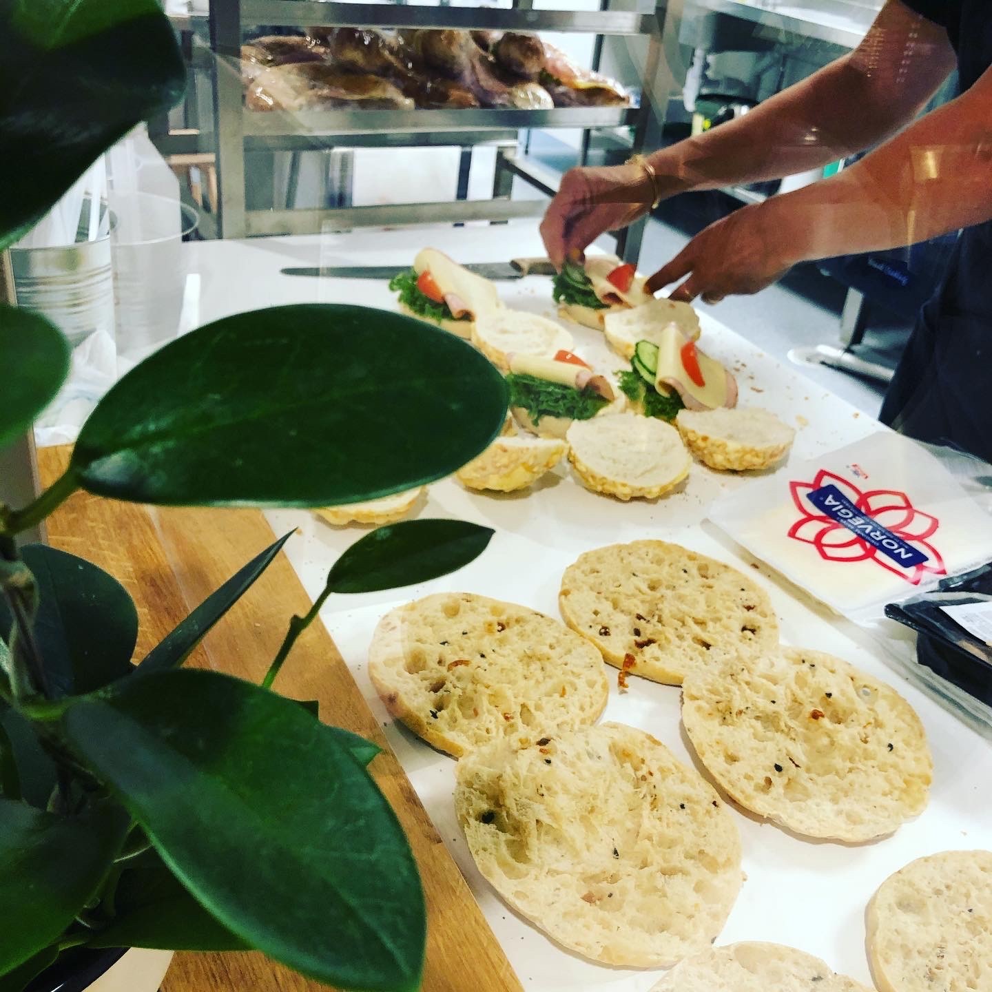 Bilde av en som smører på rundstykker