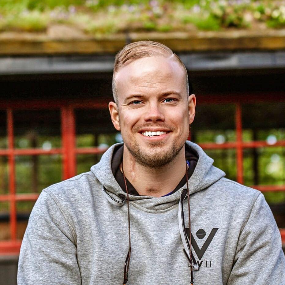 Bilde av Marius Løken med kort hår og i grå hettegenser