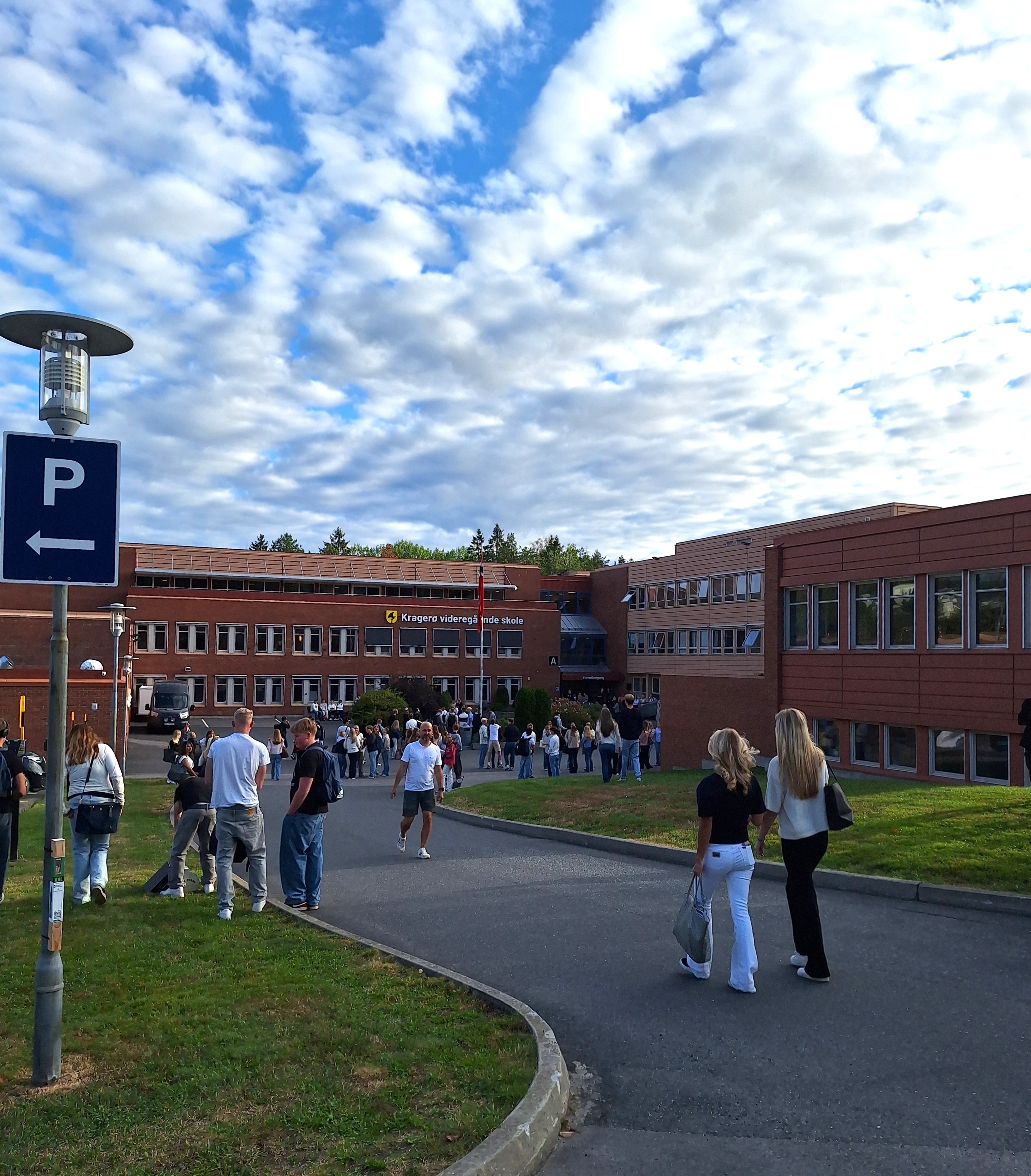 Elever på vei inn i skolegården første skoledag