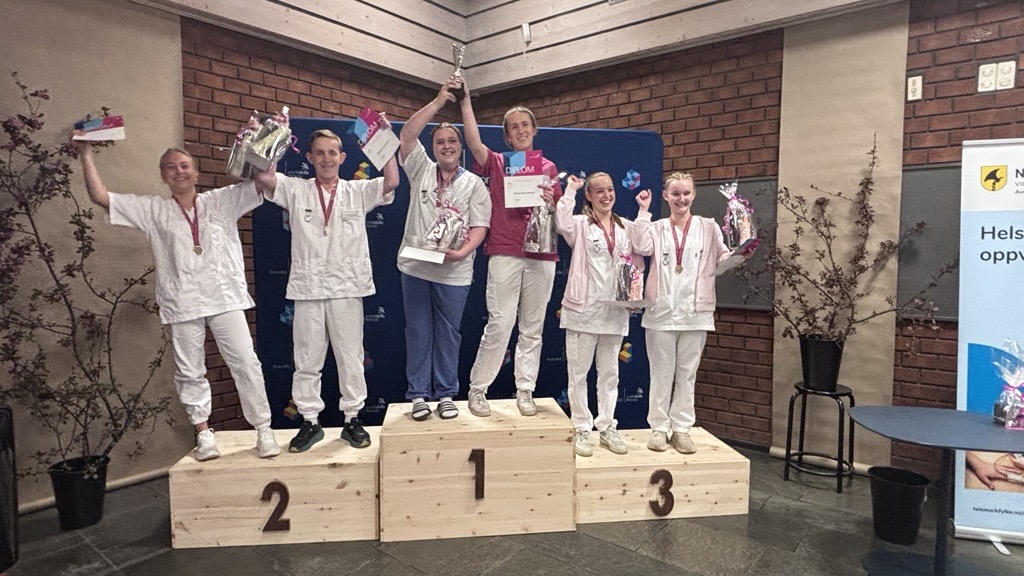 Bilde av pallen og deltakerne fra 1.-3.plass