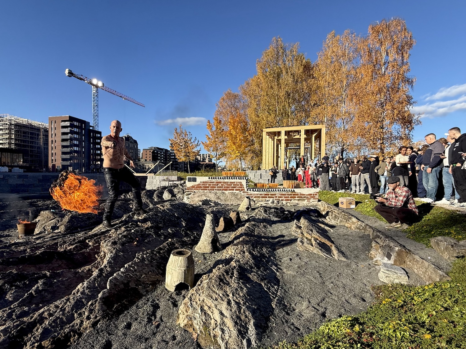 Tilskuere tilstede på pyroshow foran kunstverket.