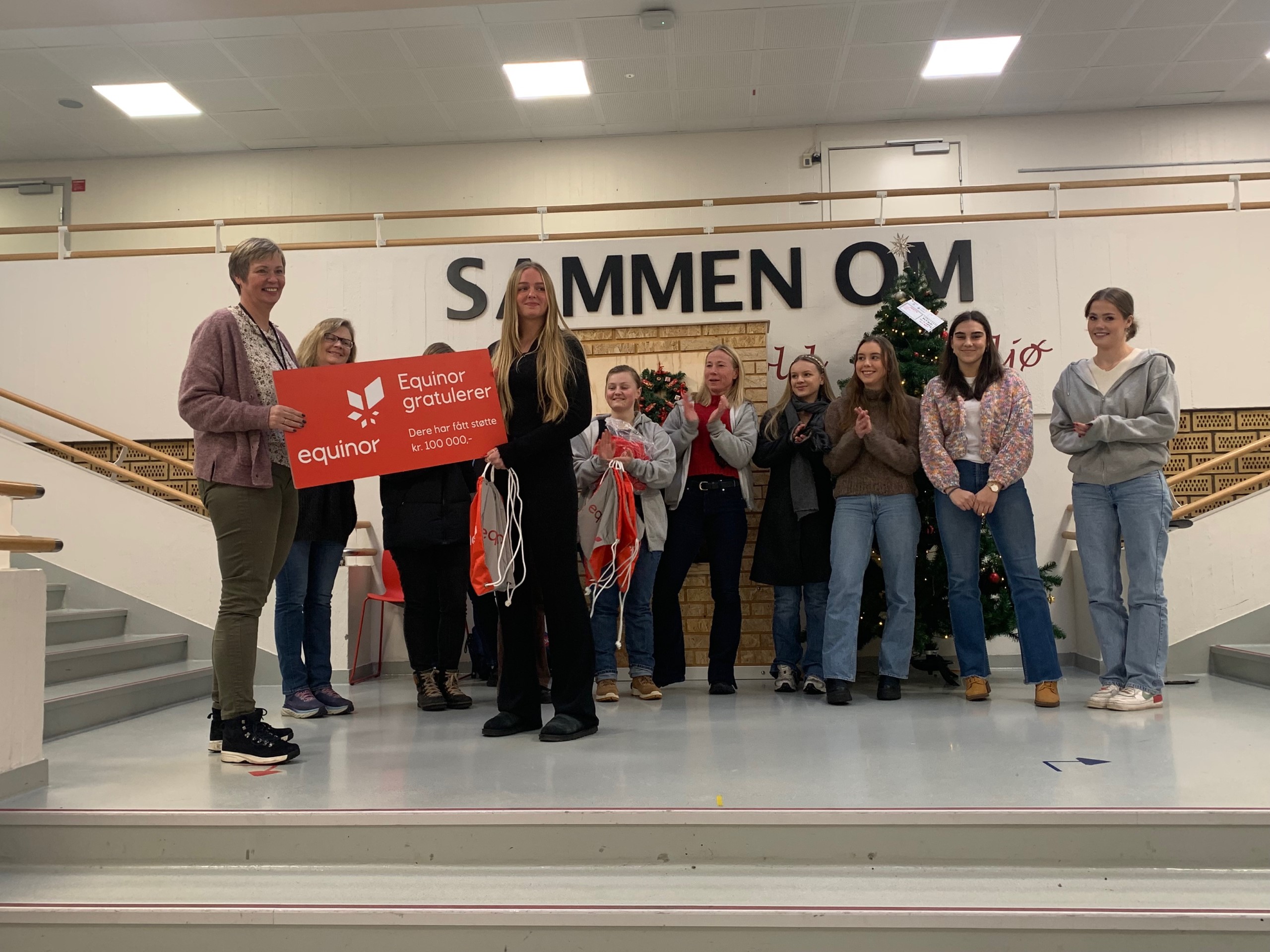 Bilde av skrivesenteret på porsgrunn videregående som mottar 100000kr fra Equinor