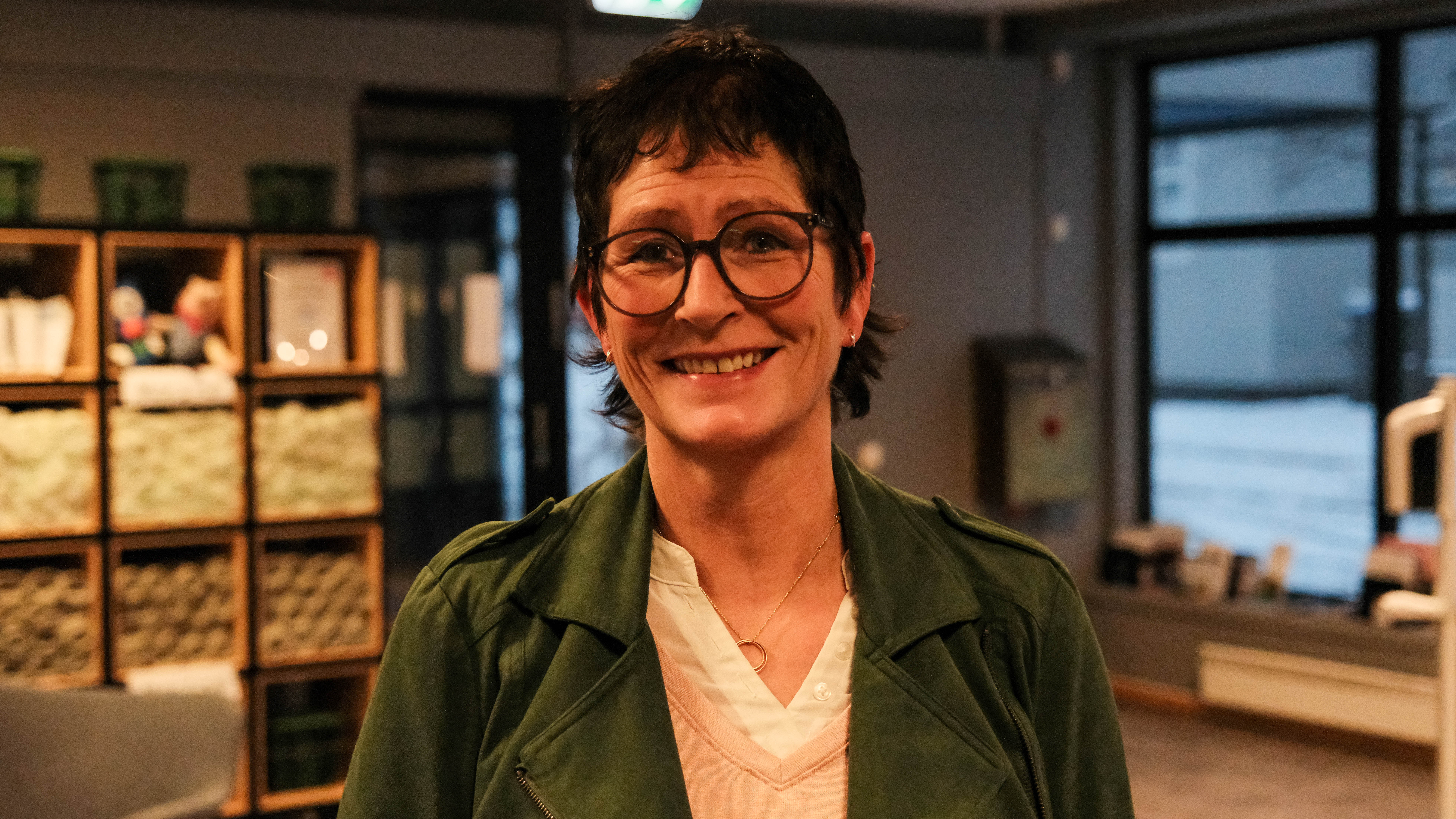 Kvinne som står i resepsjonen i Larvik kommune.