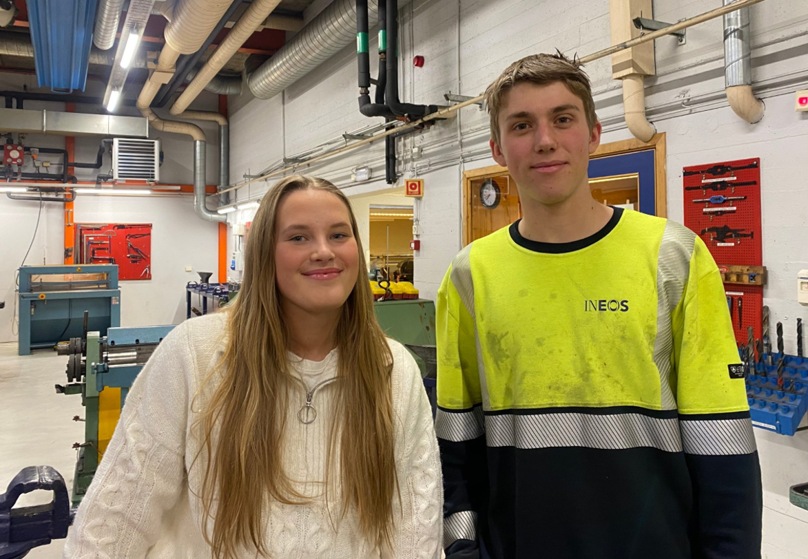 Mia og Lasse på verkstedet.