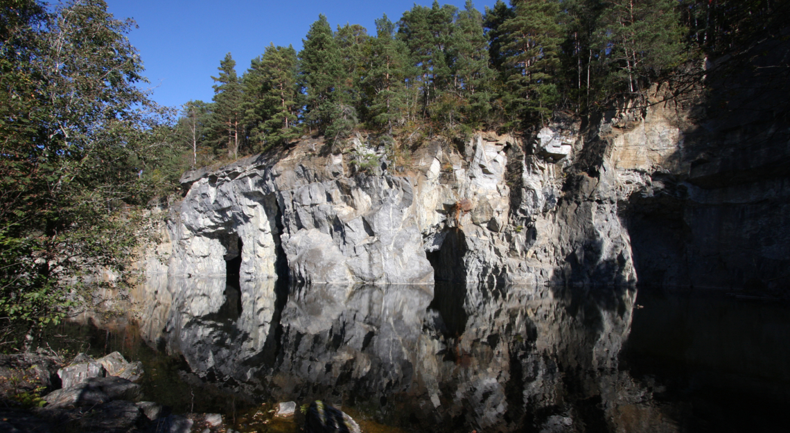 Bergvegg som går ned til vann