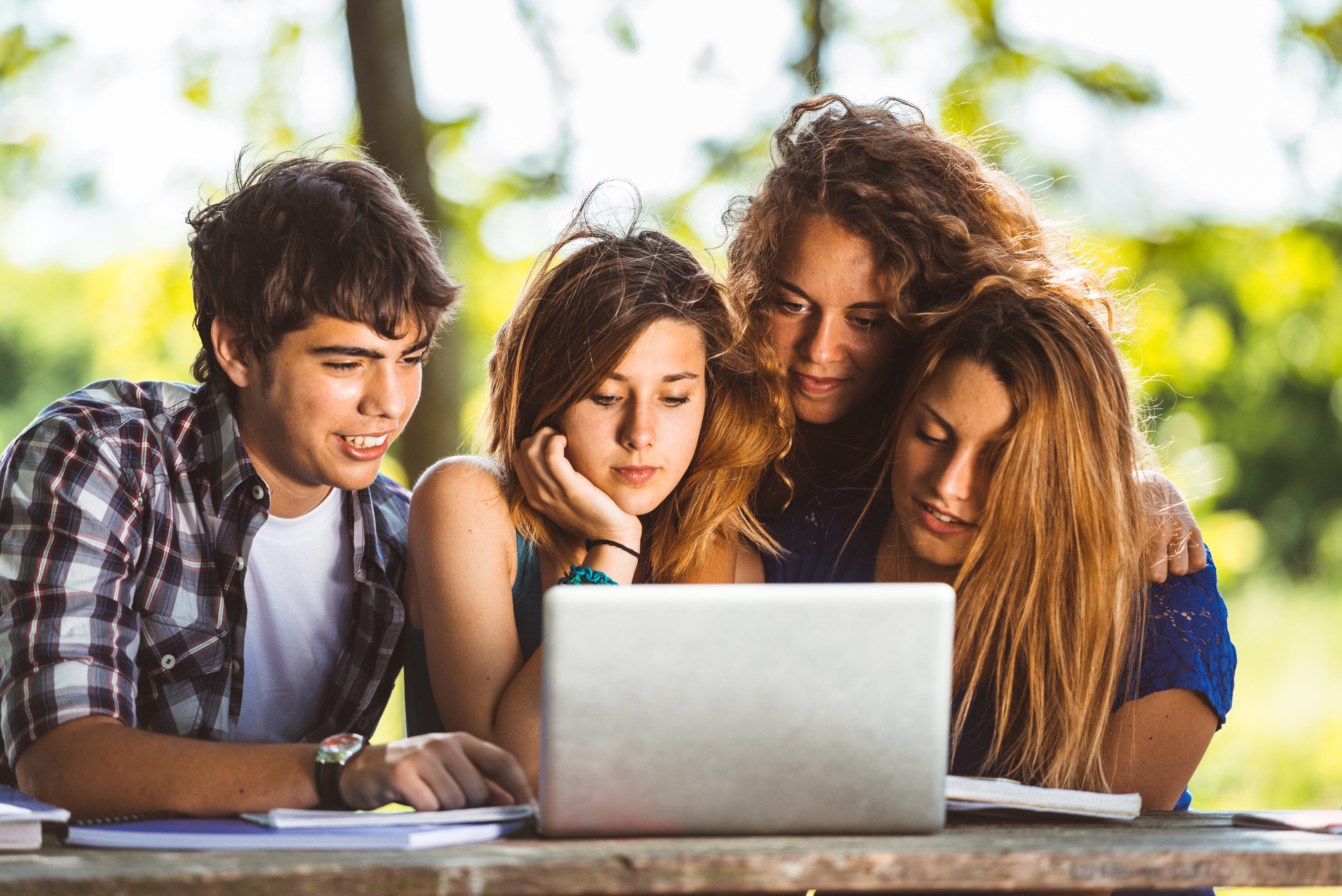 Elever som er samlet forran en pc