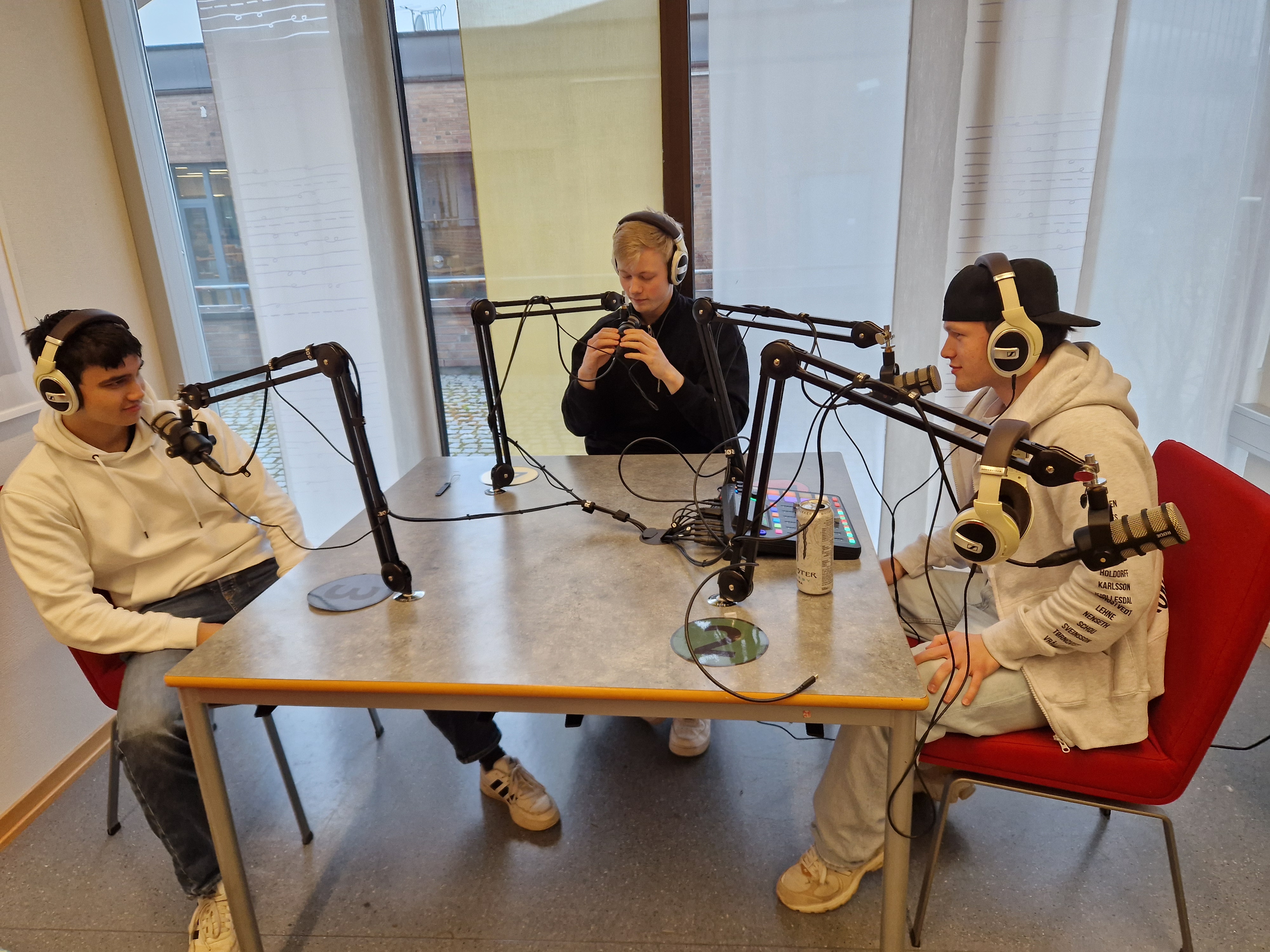 Tre elever som spiller inn podkast