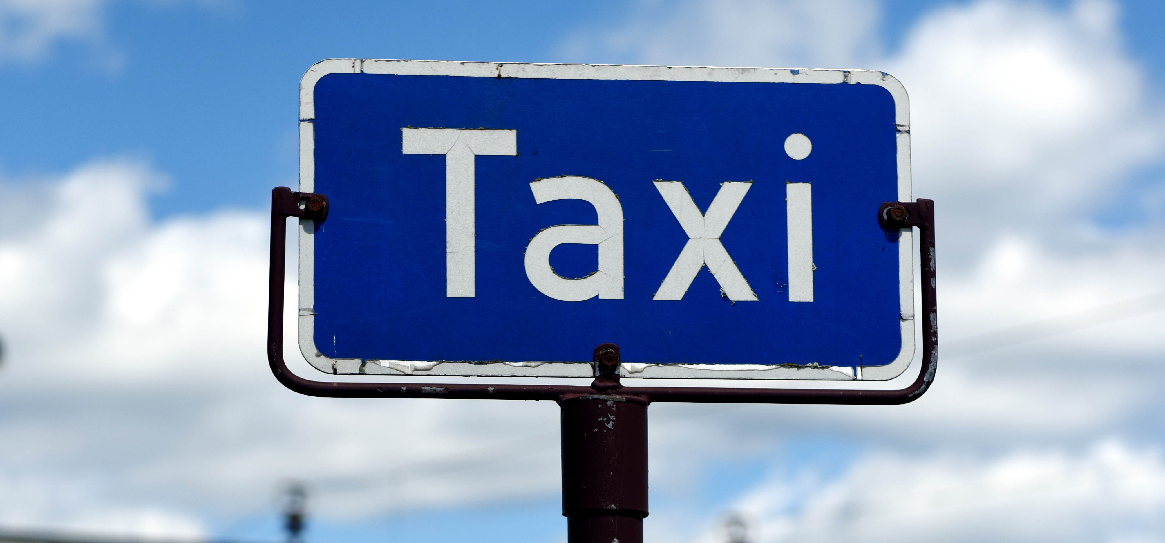 Skilt med teksten "Taxi" indikerer drosjeholdeplass