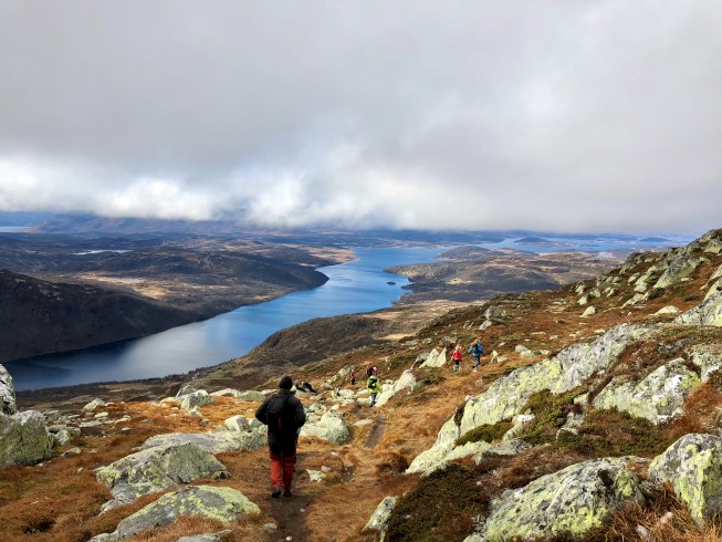 Bilde av fjell og fjord og høstfarger