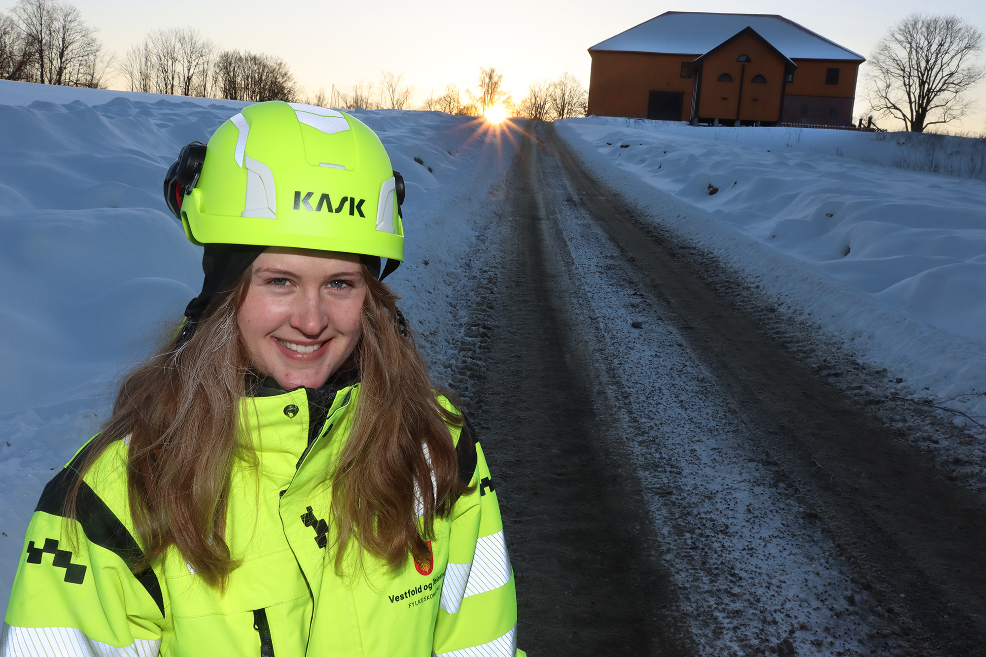 Miljørådgiver Aase Johansen på Skaravegen foran driftsbygningen på Ulefoss Hovedgaard
