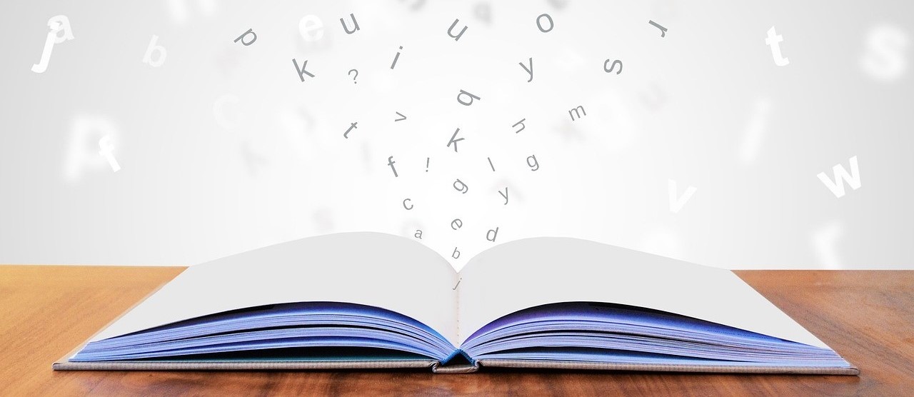 En bok oppslått på et bord