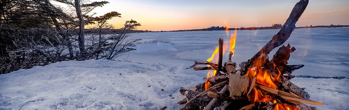 Vinterlandskap og et bål